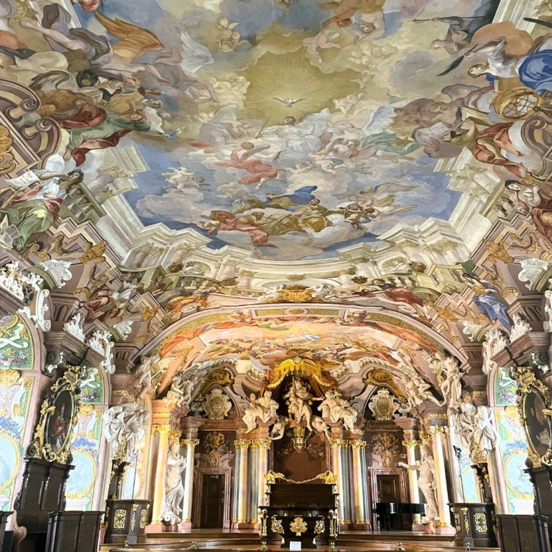 Bohatě zdobená Leopoldinská aula (Aula Leopoldina)