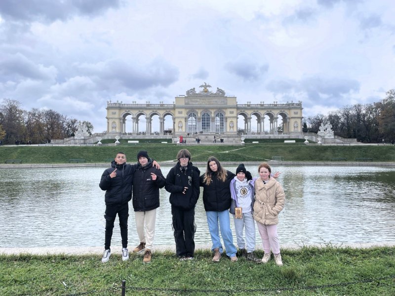 Gloriette je monumentální barokní zahradní stavba vystavěná v roce 1775