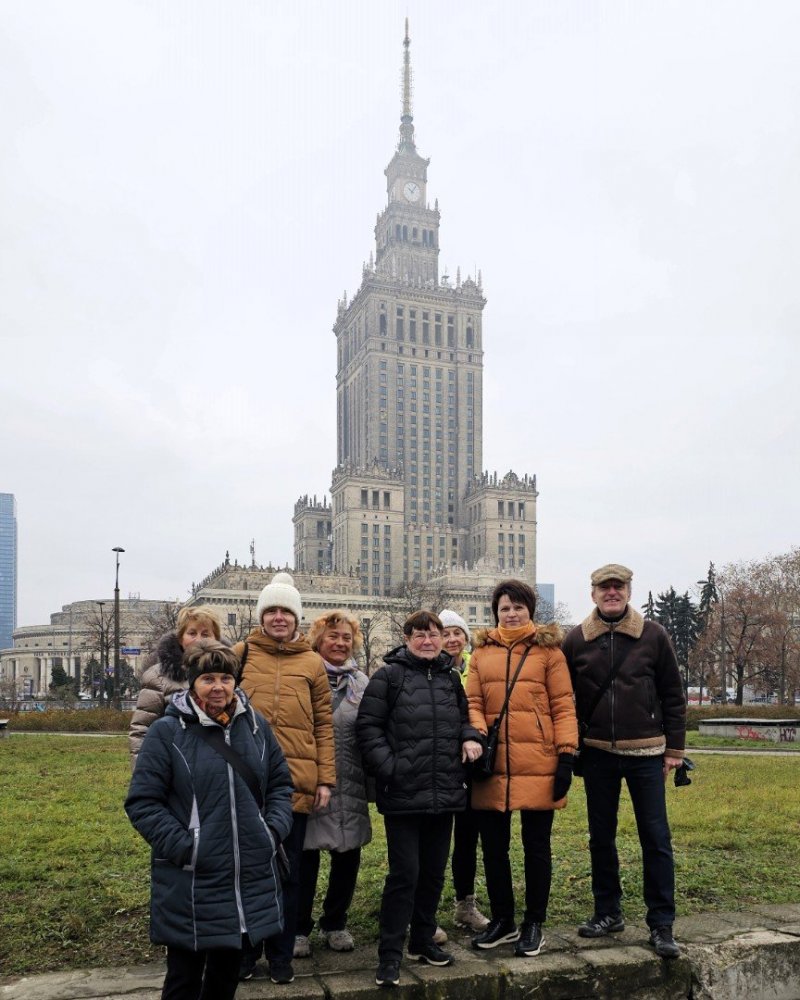 Skupinové foto před Palácem kultury a vědy