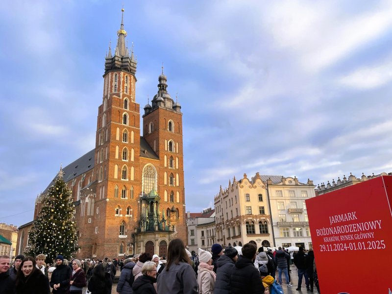 Bazylika Mariacka w Krakowie, Rynek Główny