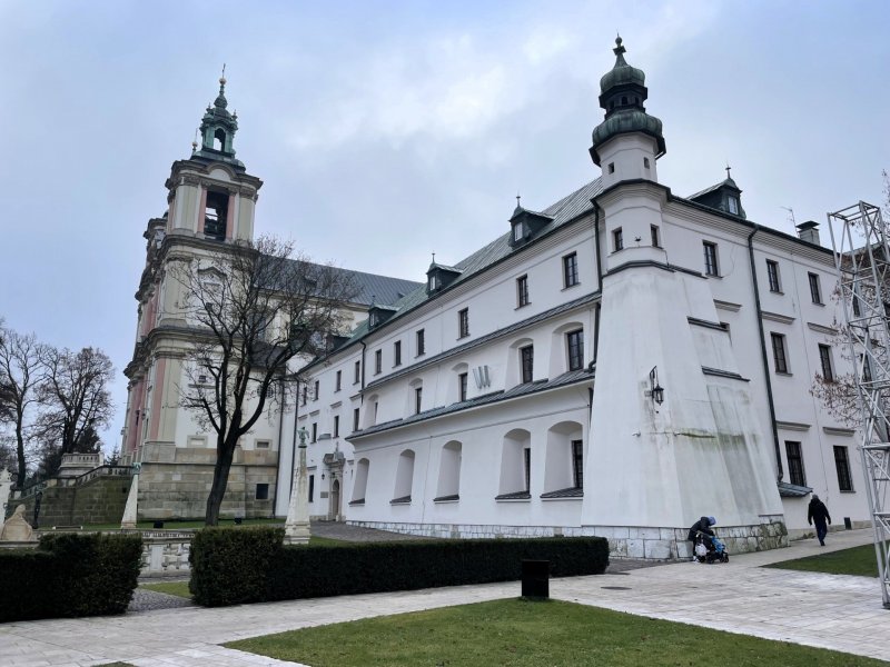 Pohled na paulínský kostel a klášter Na Skalce od Oltáře tří tisíciletí