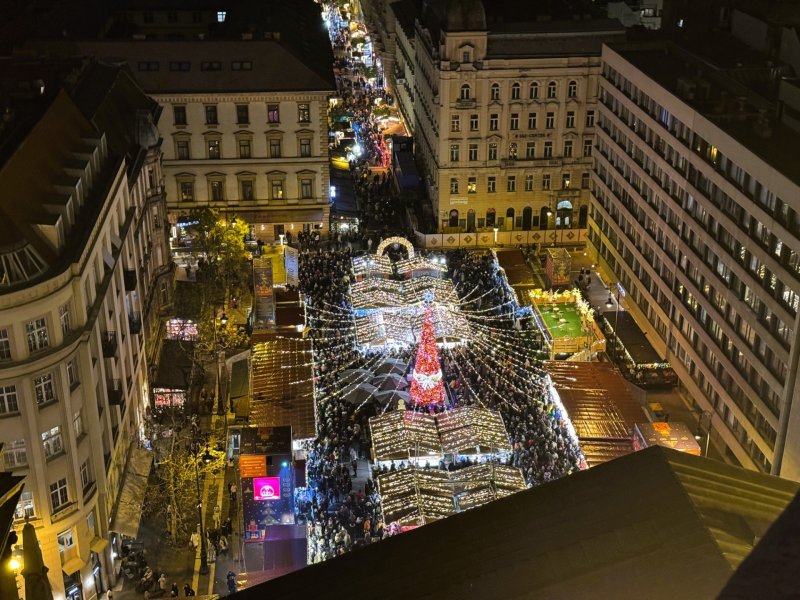 Dechberoucí vyhlídka z ochozu kopule na vánoční trhy