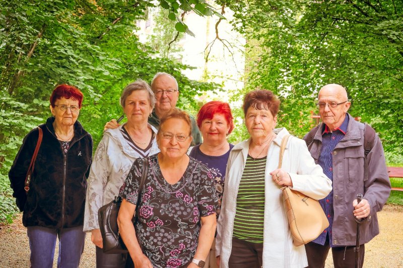 Společné foto v sarvárském arboretu