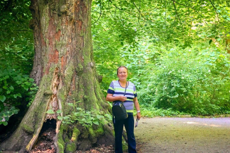 Naše klientka Helena před mohutným stromem v Sárváru