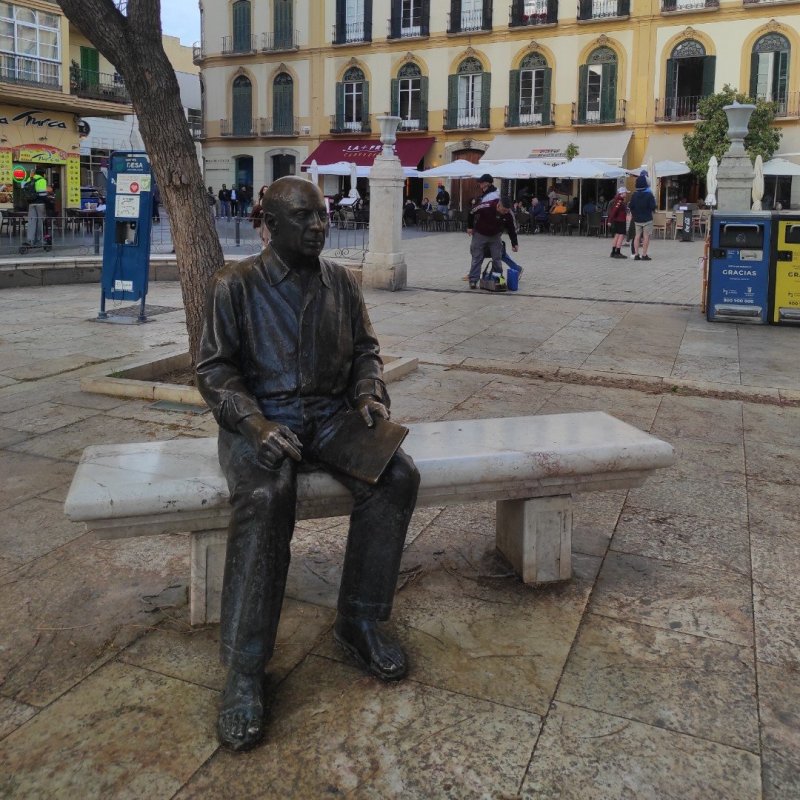 Bronzová socha Pabla Ruiz Picassa na Plaza de la Merced