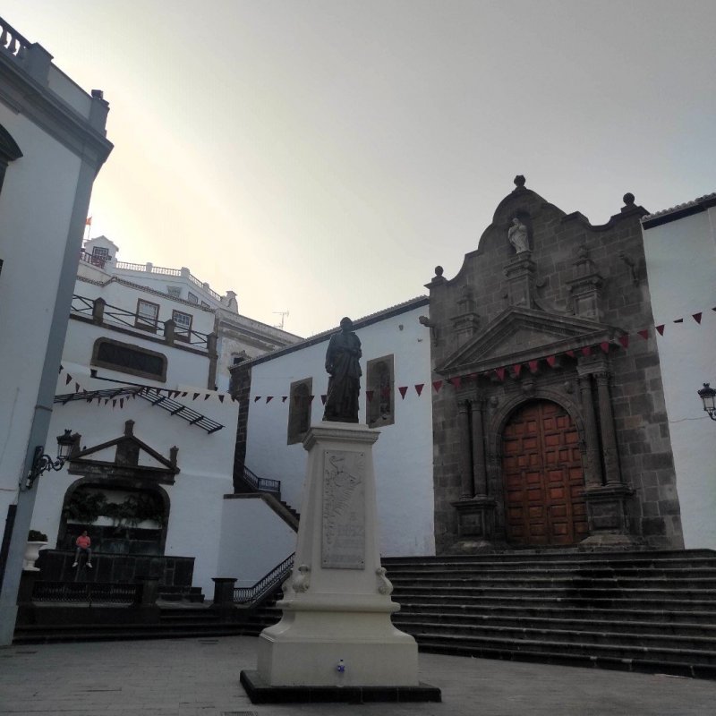 Parroquia Matriz de El Salvador a před kostelem socha kněze Manuel Díaz