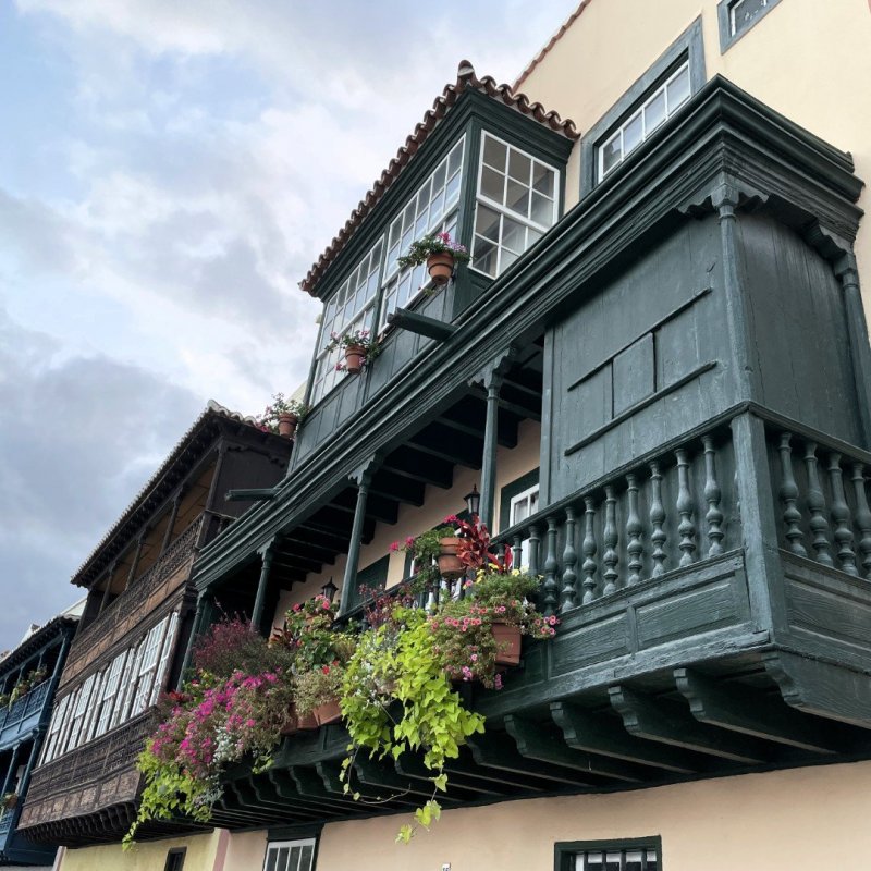 Balcones Típicos de la Avenida Marítima